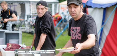 Ole Plogstedt verteilt im Volkspark Altona in einem Camp von G20...