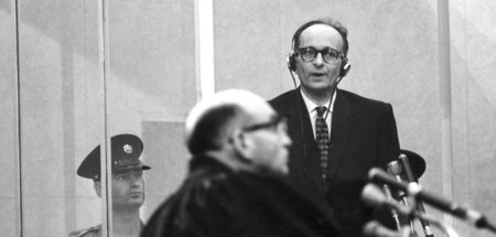 Adolf Eichmann vor dem Jerusalemer Bezirksgericht (o. D.)