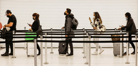 Sicherheitskontrolle am Logan International Airport in Boston (2...