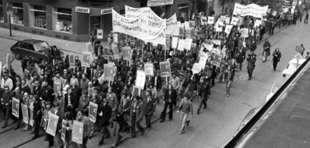 Rund 20.000 Menschen demonstrierten am 14. April 1973 in Dortmun...