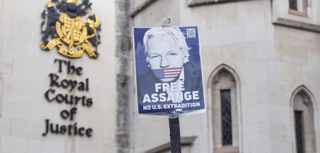 Hand in Hand: Die britische Justiz hat einmal mehr willfährig zu...