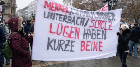 Tiefschürfender wird die Analyse selten. Versammlung gegen Coron...