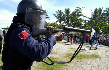Proteste in Osttimor? Der Polizeistaat hält drauf (in Dili, 2004... Proteste in Osttimor? Der Polizeistaat hält drauf (in Dili, 2004...