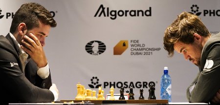 Voll in Action: Magnus Carlsen (r.) und Jan Nepomnjaschtschi in ... Voll in Action: Magnus Carlsen (r.) und Jan Nepomnjaschtschi in ...