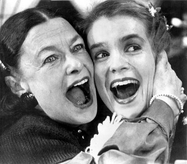 Jutta Müller freut sich mit Katarina Witt, die am 15. März 1987 ... Jutta Müller freut sich mit Katarina Witt, die am 15. März 1987 ...