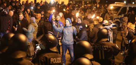 »Spaziergänger« im thüringischen Greiz stellen am Sonnabend die ...
