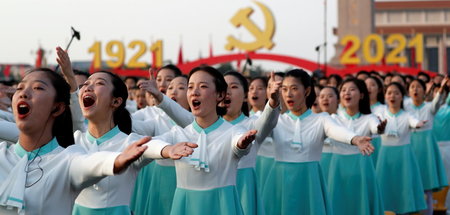 100 Jahre KP China: Darstellerinnen proben vor der Feier auf dem... 100 Jahre KP China: Darstellerinnen proben vor der Feier auf dem...