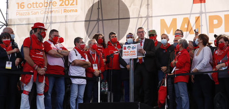 CGIL-Generalsekretär Landini (M.) bei einer großen antifaschisti... CGIL-Generalsekretär Landini (M.) bei einer großen antifaschisti...