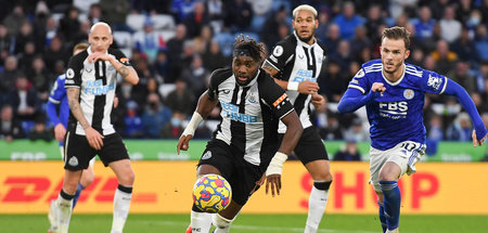 Gleich ist er wieder weg: Newcastles Allan Saint-Maximin (M.) is...