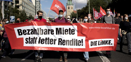 Mitglieder der Partei Die Linke bei einer Mietendemo in Berlin (...