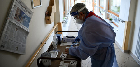 Zu wenige für zu viele Einrichtungen: Mobile Testteams in Pflege...