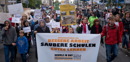 Schüler, Eltern, Lehr- und Reinigungskräfte demonstrieren für di... Schüler, Eltern, Lehr- und Reinigungskräfte demonstrieren für di...