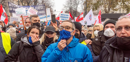 Wo ist der Wecker? Herbert Kickl (M.) im Kreise seiner Lieben (W...