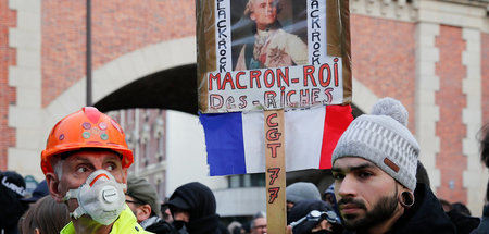 »Macron – König der Reichen«: Protest gegen den französischen Pr...