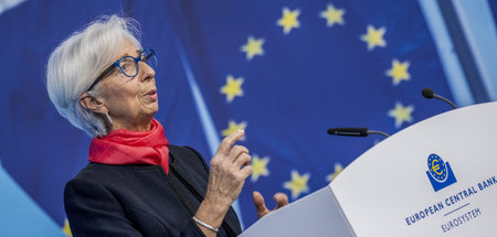 EZB-Chefin Lagarde doziert über die Geldpolitik in der Euro-Zone...