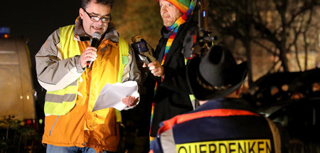 Die drei von der Tankstelle oder vom LKA? Kundgebung gegen Coron