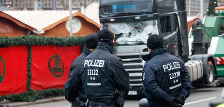 Sattelschlepper als Waffe: Polizei am Tatort am Tag nach dem Ans...
