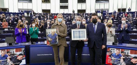 Daria Nawalnaja (l.) nimmt am Mittwoch den Sacharow-Preis im EU-...