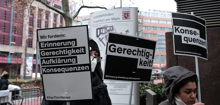 Protest vor dem Oberlandesgericht Frankfurt am Main während des ...