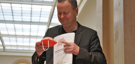 Ein Mann, ein Koalitionsvertrag: Klaus Lederer im Berliner Abgeo... Ein Mann, ein Koalitionsvertrag: Klaus Lederer im Berliner Abgeo...