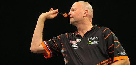 Hat wieder Spaß daran: »Barney« van Barneveld beim Pfeilewerfen ... Hat wieder Spaß daran: »Barney« van Barneveld beim Pfeilewerfen ...