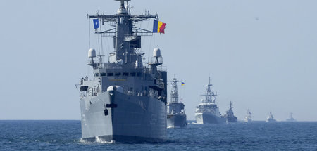 NATO-Kriegsschiffe in Gefechtsformation während der Militärübung... NATO-Kriegsschiffe in Gefechtsformation während der Militärübung...