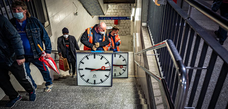 Wer hat an der Uhr gedreht? DB-Experten im Einsatz