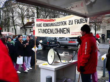 Protestaktion der Gebäudereinigerinnen am »Campus Virchow« der C... Protestaktion der Gebäudereinigerinnen am »Campus Virchow« der C...