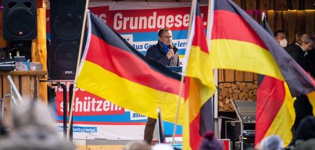 Der AfD-Kovorsitzende Tino Chrupalla auf einer Demonstration geg...