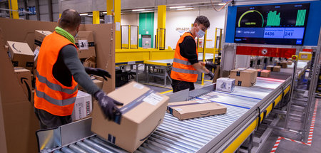 Systemrelevant: Fließbandarbeiter in einem Amazon-Verteilzentrum...