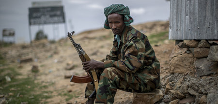 Ein Kämpfer der TPLF an einem Außenposten in Tigray (Hawzen, 7.5...
