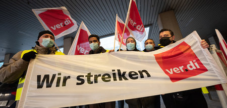 Standhaft: Wisag-Beschäftigte am Mittwoch auf ihrem Streikposten