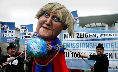 Bremserin beim Klimaschutz: Bundeskanzlerin Merkel (Foto: Protes... Bremserin beim Klimaschutz: Bundeskanzlerin Merkel (Foto: Protes...