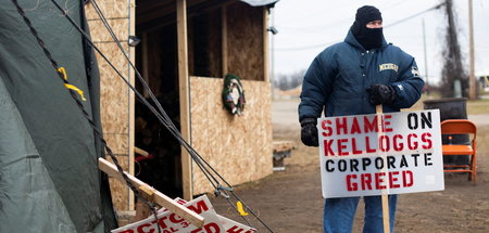 Streikender Kelloggs-Arbeiter vor dem Fabrikgelände im US-Bundes...