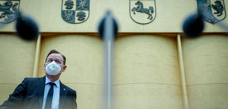 Ein linker Politiker nimmt nicht weniger aufrecht als die bürger...
