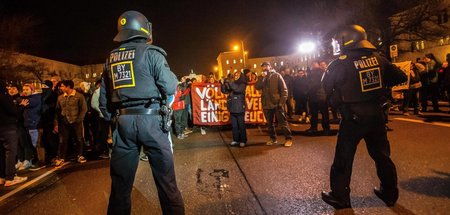 Trotz Demonstrationsverbots auf der Straße: Tausende Impfgegner ...
