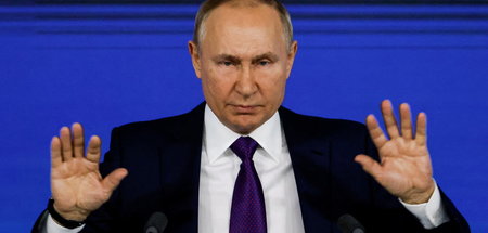 Wladimir Putin während seiner Jahrespressekonferenz am Freitag i...