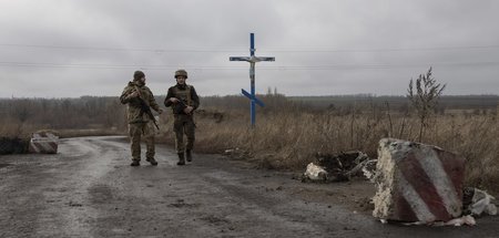 Ukrainische Soldaten in der Nähe des Dorfes Newelske in der Ostu...