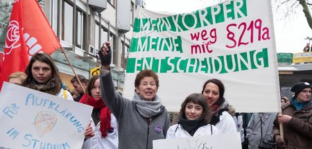 Dann lieber mit dem Kleiderbügel? Die Ärztin Kristina Hänel (M.)...