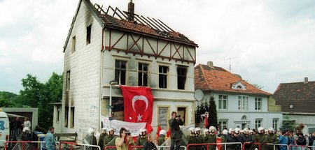 Im Jahr nach der Hetzjagd verübten Rassisten einen Brandanschlag...