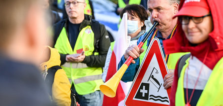 Alarmsignale: Asklepios-Beschäftigte vor dem Landesgesundheitsmi...