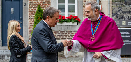 Exzellenzen und Humoristen: Armin Laschet wird vom Aachener Domp...