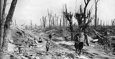 Deutsche Soldaten in einem gestürmten Hohlweg bei Bapaume währen...