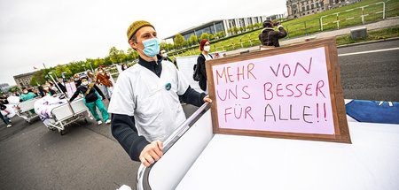 Pflegepersonal fordert vor dem Reichstagsgebäude bessere Arbeits...