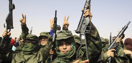 Soldatinnen sahrauischer Truppen nehmen am 27. Februar 2021 in T...
