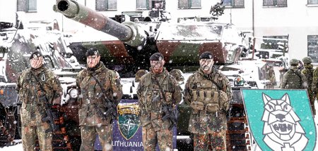 Deutsche Soldaten posieren vor einem »Leopard 2«-Panzer in Rukla...