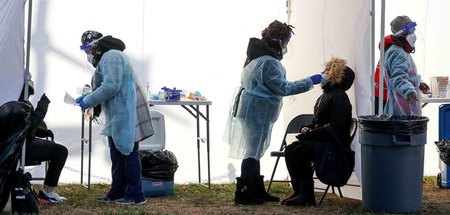Beschäftigte im Gesundheitswesen testen Menschen gebührenfrei au...