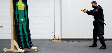 Stromstoß mit 50.000 Volt: Polizist führt Taser vor (Dortmund, 1...