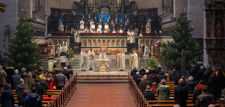 In die Kirche darf man halbwegs immer (Trierer Dom, 25.12.2021) In die Kirche darf man halbwegs immer (Trierer Dom, 25.12.2021)