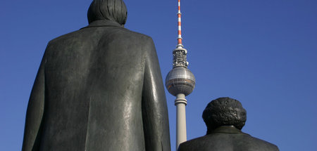 Erbe des sozialistischen Deutschlands: Das Marx-Engels-Denkmal i... Erbe des sozialistischen Deutschlands: Das Marx-Engels-Denkmal i...
